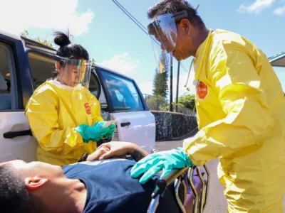 emergency doctors helping patient